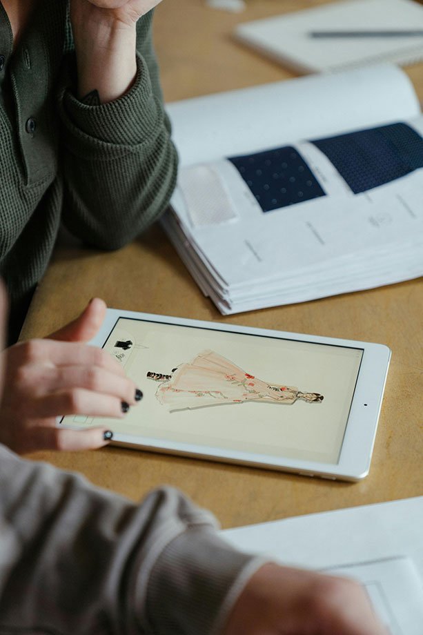 mujer mirando una tableta un figurin