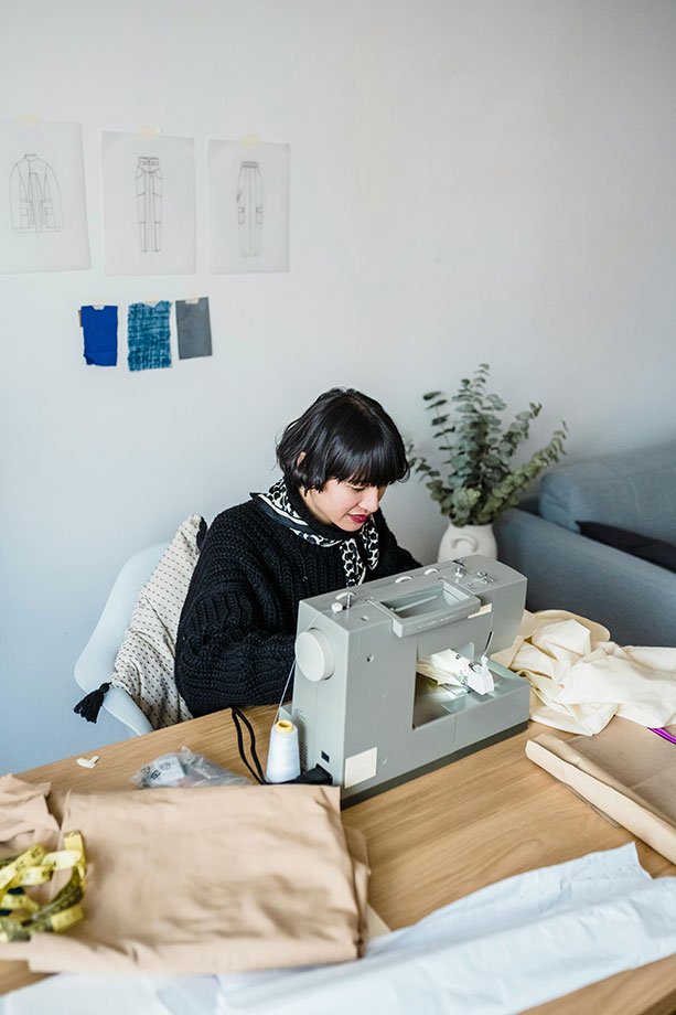 mujer cosiendo en taller en casa