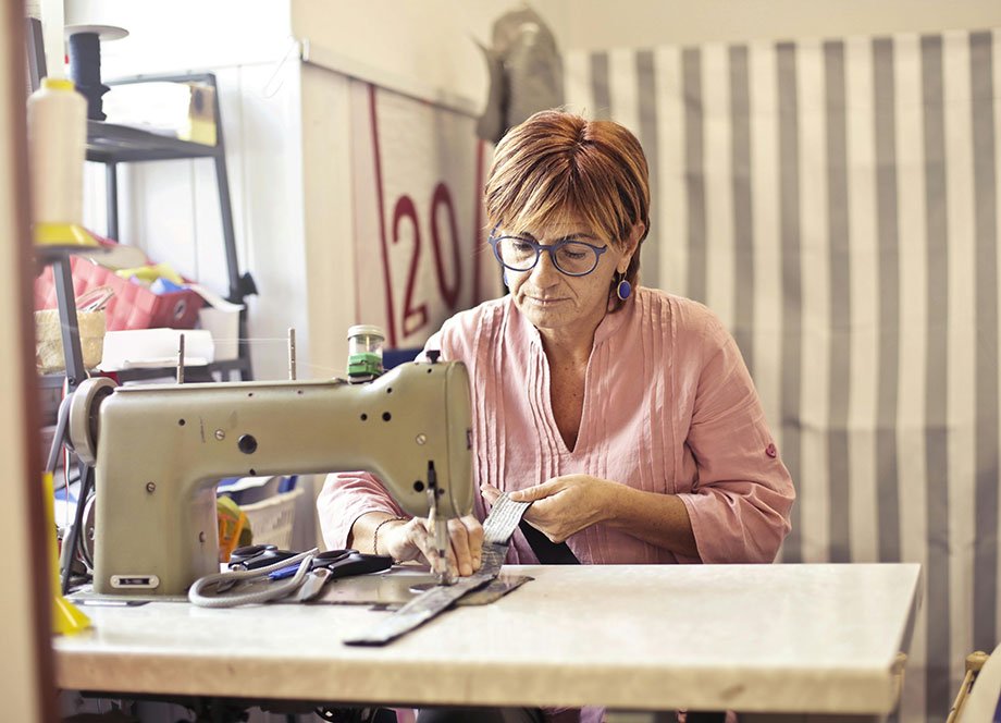 mujer costurera