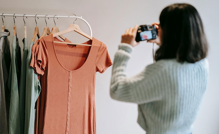 mujer sacando una foto a una prenda