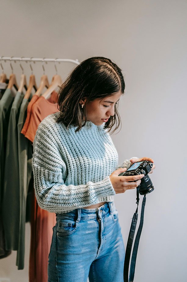 mujer con camara de fotos