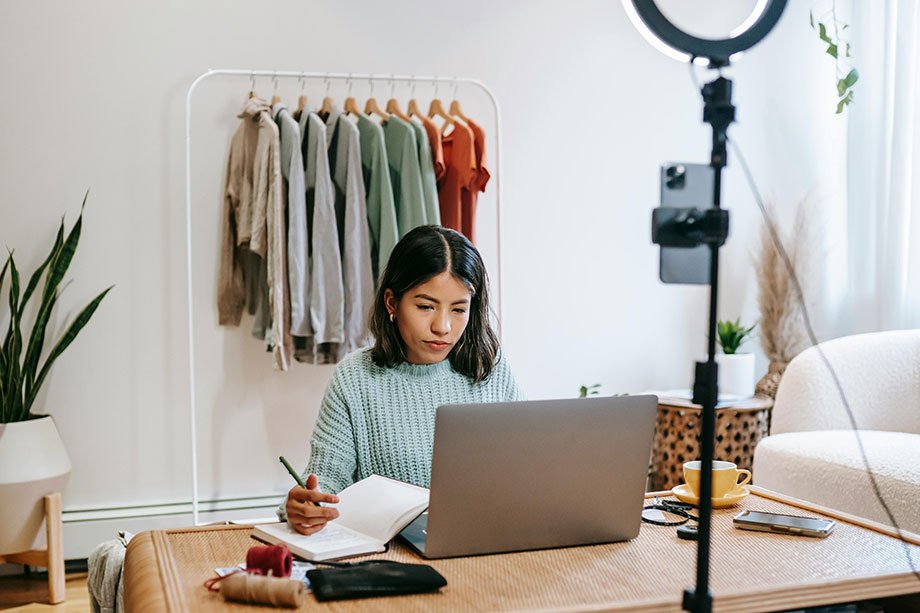 mujer en computadora