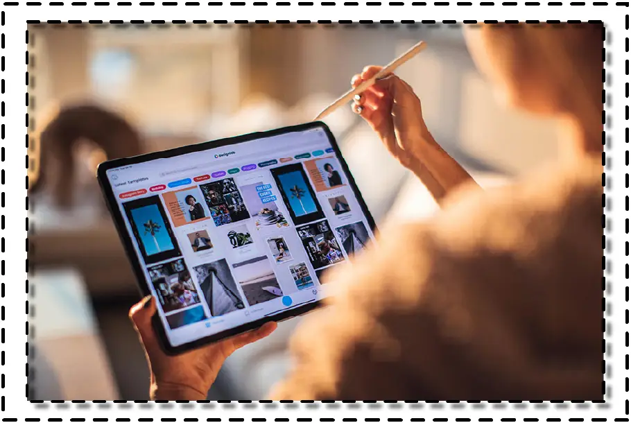 Persona utilizando una tablet con lápiz digital para explorar ideas de diseño en una plataforma visual, representando el proceso de inspiración en moda digital.