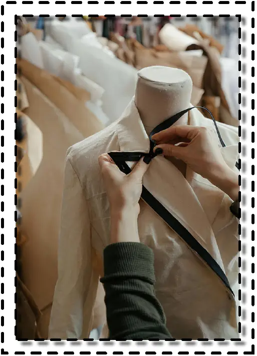 Persona ajustando una prenda sobre un maniquí con cinta métrica y alfileres.